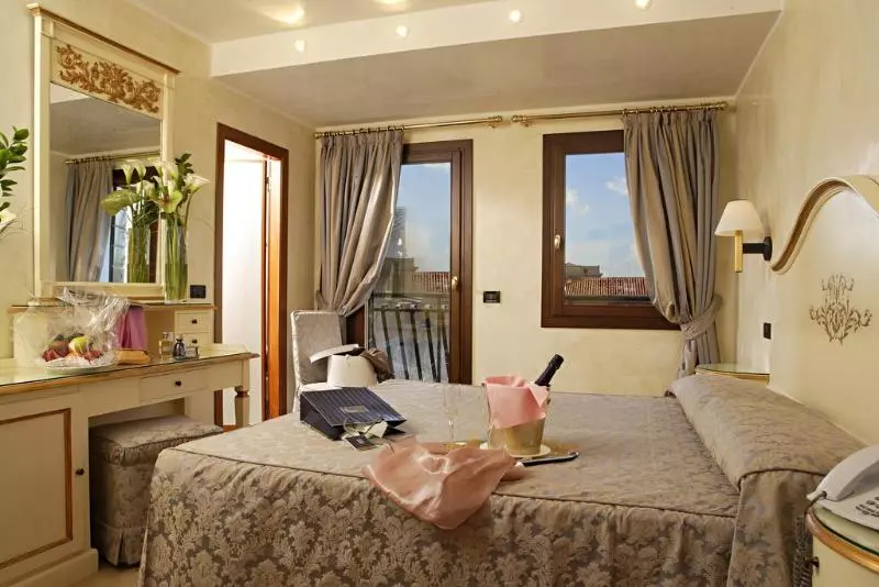 اتاق سوپریور, Carlton Capri