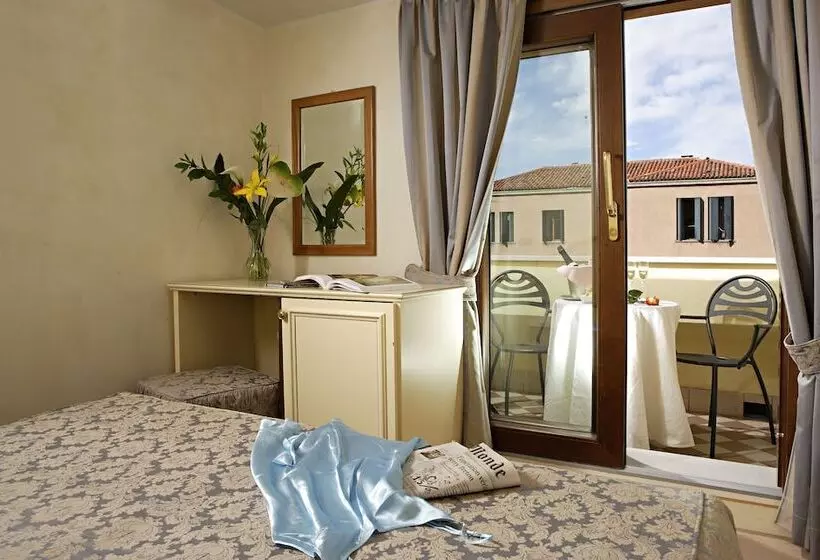 اتاق سوپریور, Carlton Capri