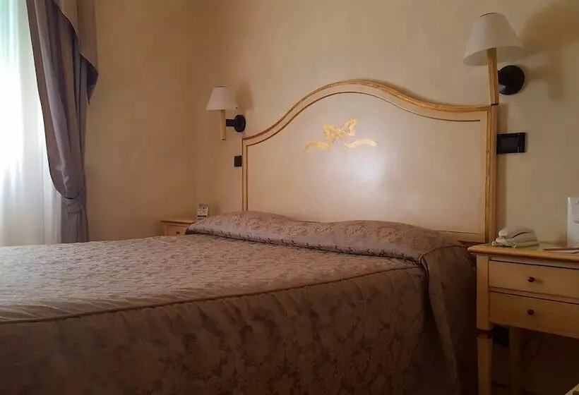 اتاق خانوادگی, Carlton Capri