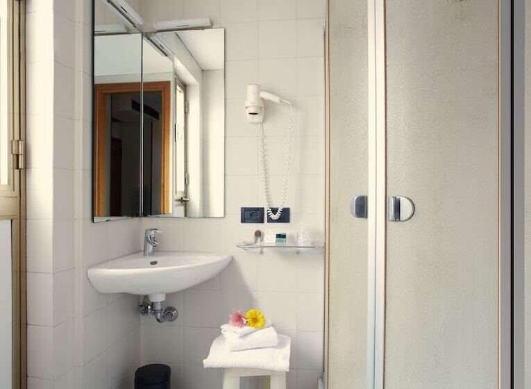 Standard Single Room, Commercio & Pellegrino