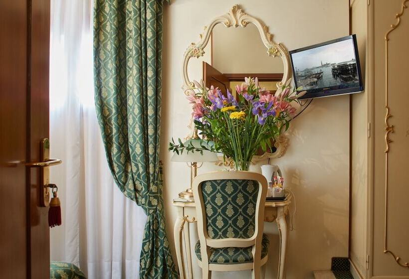 Standard Single Room, Commercio & Pellegrino