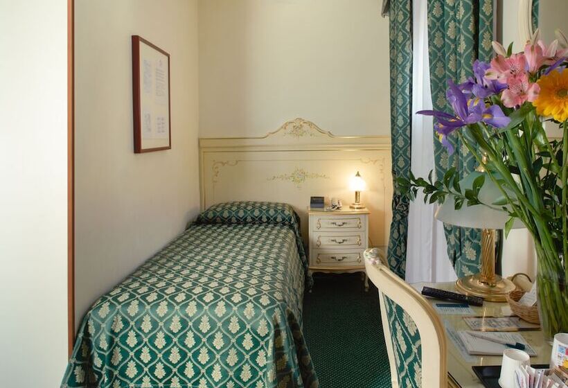 Standard Single Room, Commercio & Pellegrino