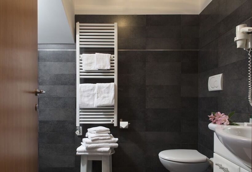 2 Bedroom Apartment, Commercio & Pellegrino