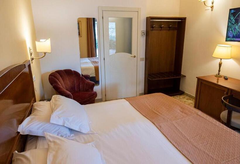 스탠다드 룸, Cristina