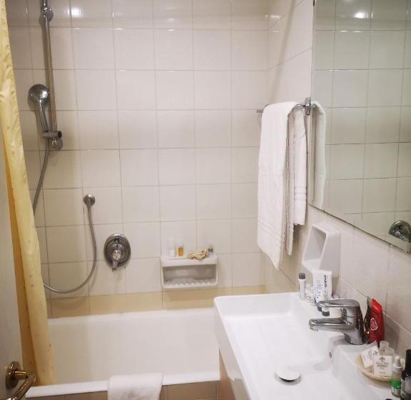 클래식 4인 룸, Cristina