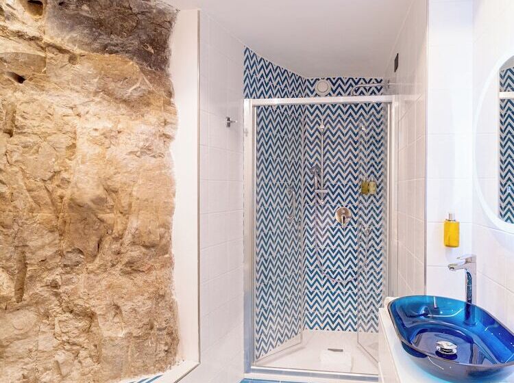 스탠다드 룸, Cristina