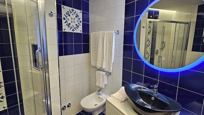 클래식 4인 룸, Cristina