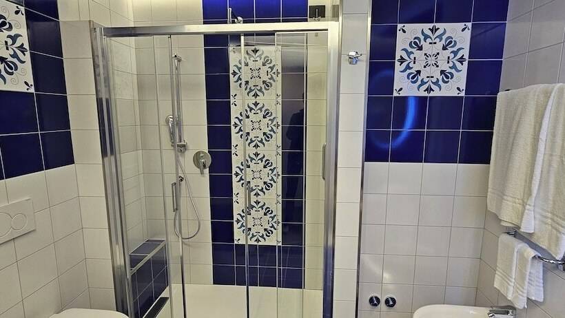 클래식 4인 룸, Cristina