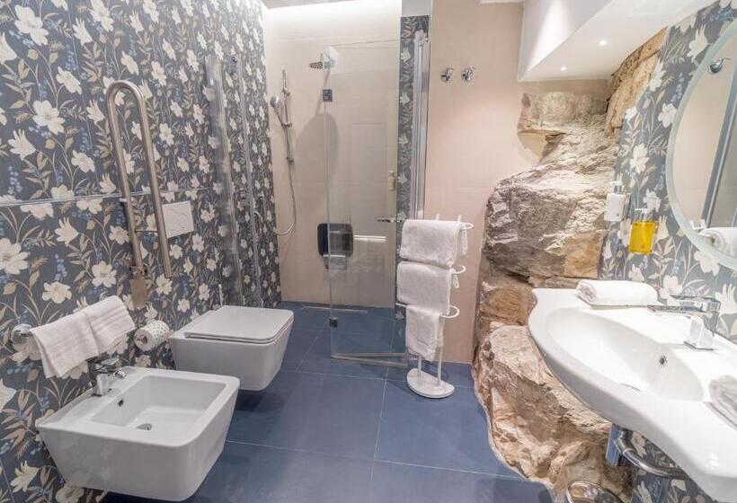 패밀리 룸 가든 전망, Cristina