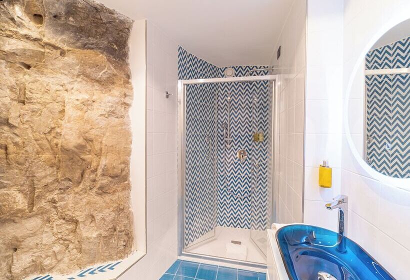 스탠다드 룸, Cristina