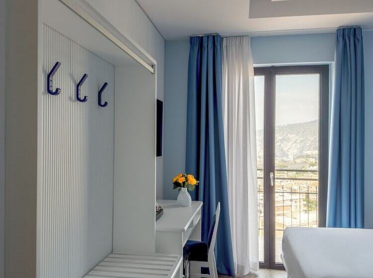 클래식 4인 룸, Cristina