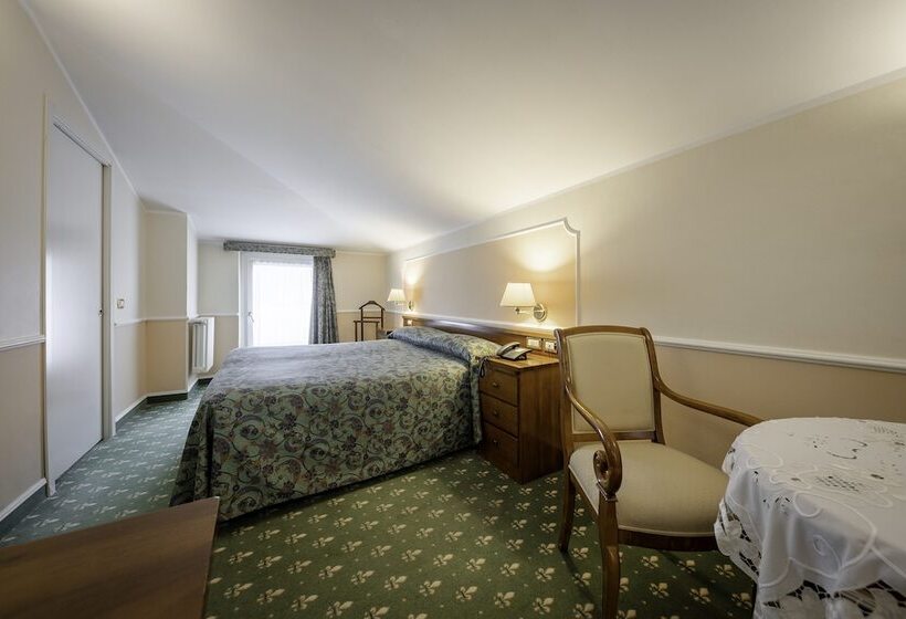 חדר משפחתי, Elena