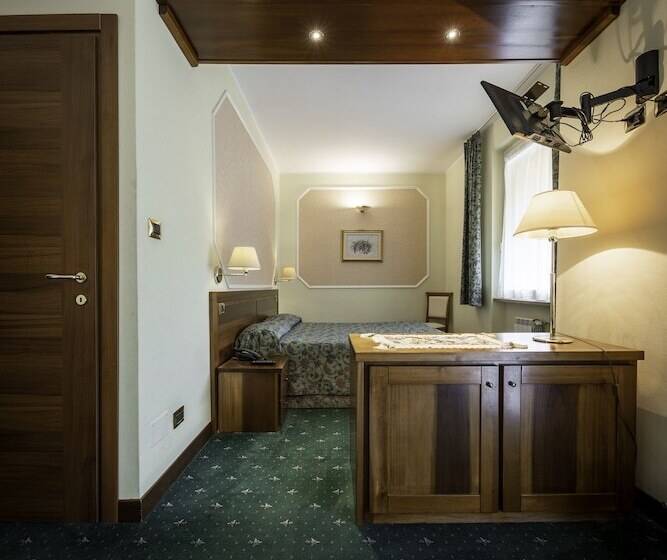 חדר משפחתי, Elena