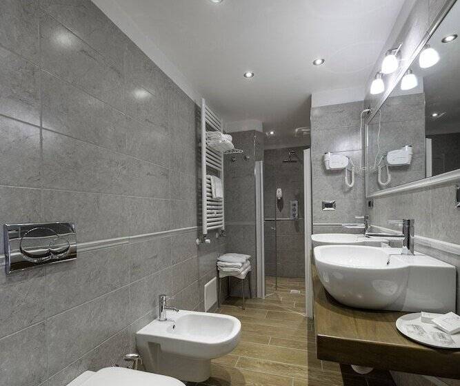 חדר משפחתי, Elena