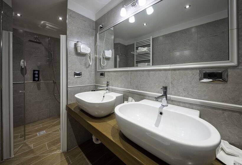 חדר משפחתי, Elena