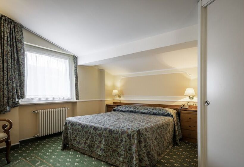 חדר סופריור, Elena