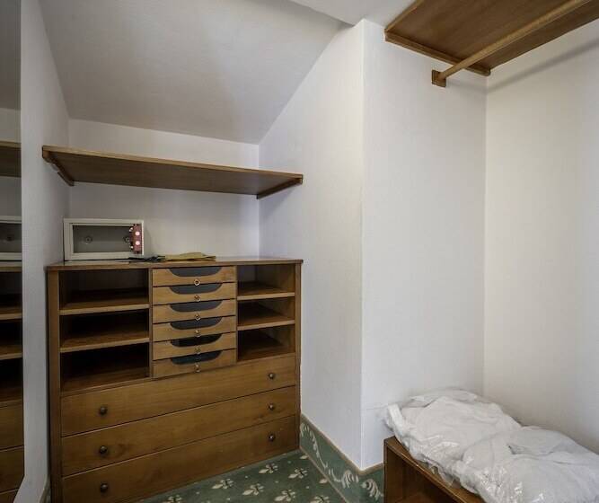 חדר סופריור, Elena