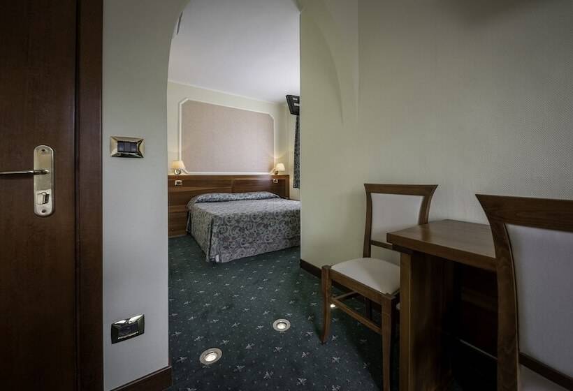 חדר סטנדרט לשלושה, Elena