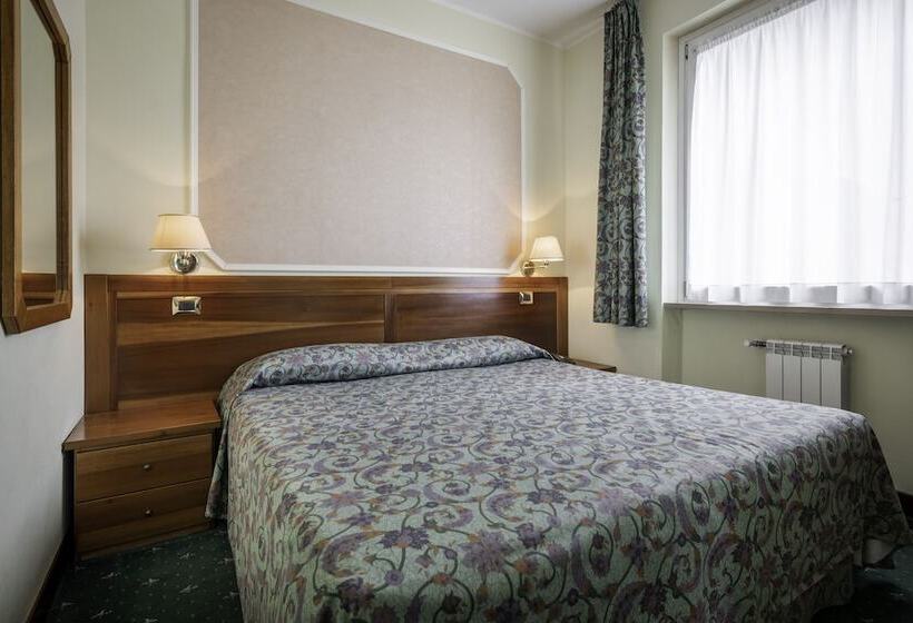 חדר סטנדרט לשלושה, Elena