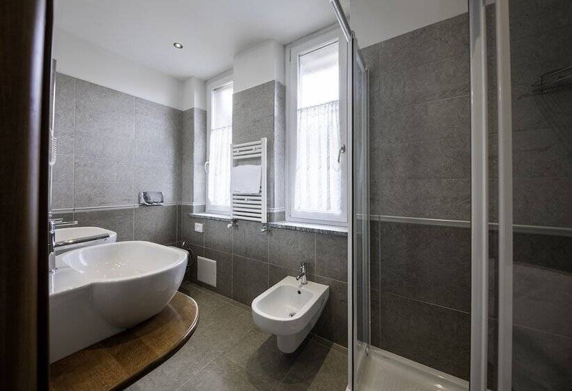 חדר סטנדרט לשלושה, Elena