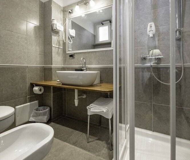 חדר סטנדרט יחיד, Elena