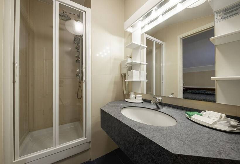 חדר משפחתי, Elena