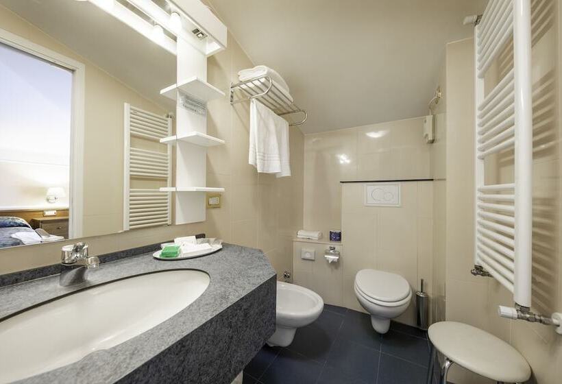 חדר משפחתי, Elena