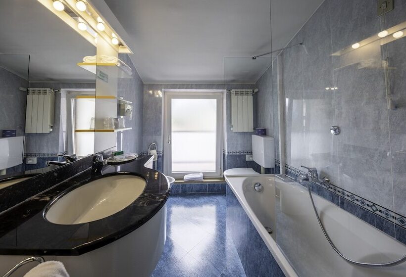 חדר סופריור, Elena