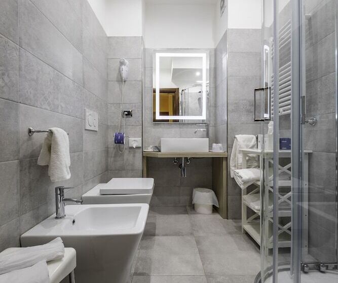 חדר סופריור, Elena