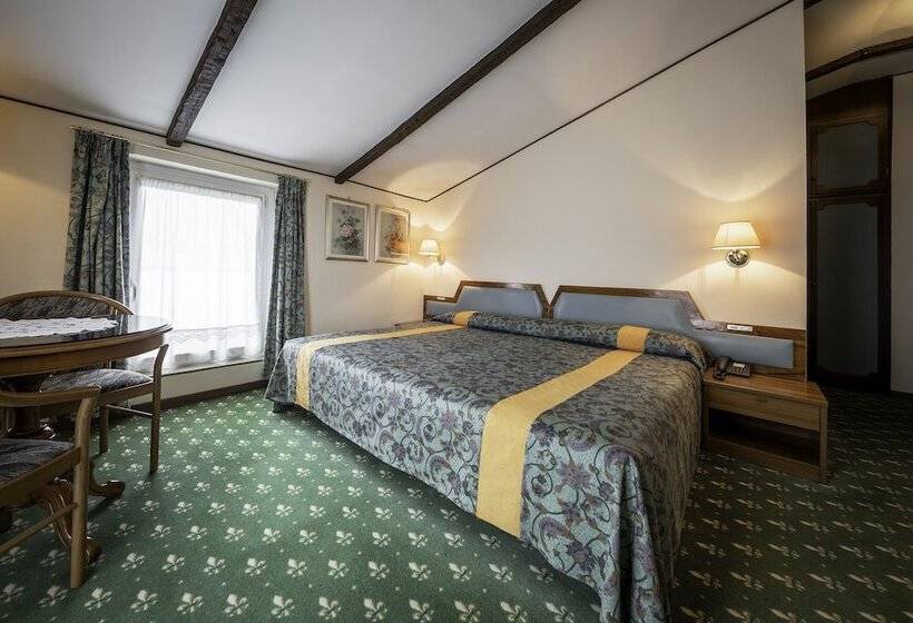 חדר סופריור, Elena