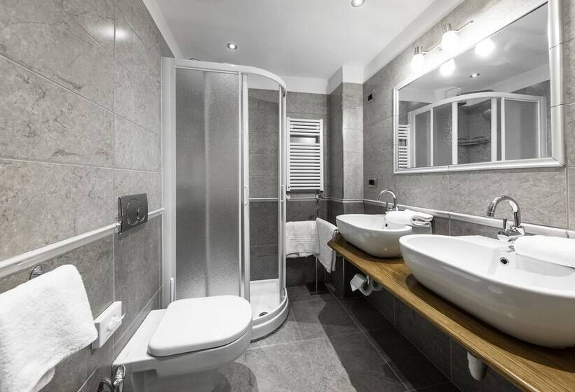 חדר סופריור, Elena