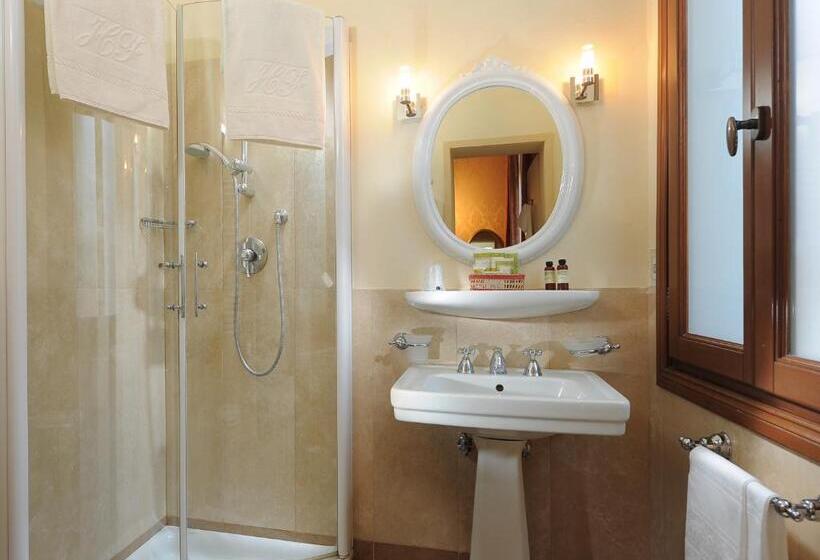 اتاق خانوادگی, Flora