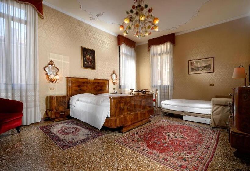 اتاق خانوادگی, Flora