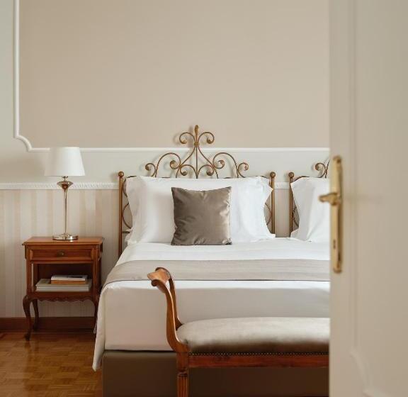 Deluxe Suite Sea View, Grand Hotel Miramare