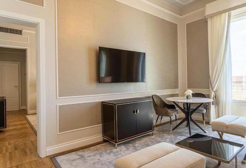 سوییت با چشم‌انداز جانبی دریا, Grand Hotel Principe Di Piemonte