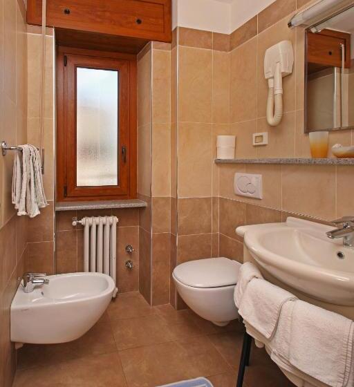 غرفة قياسية, Holiday Debili