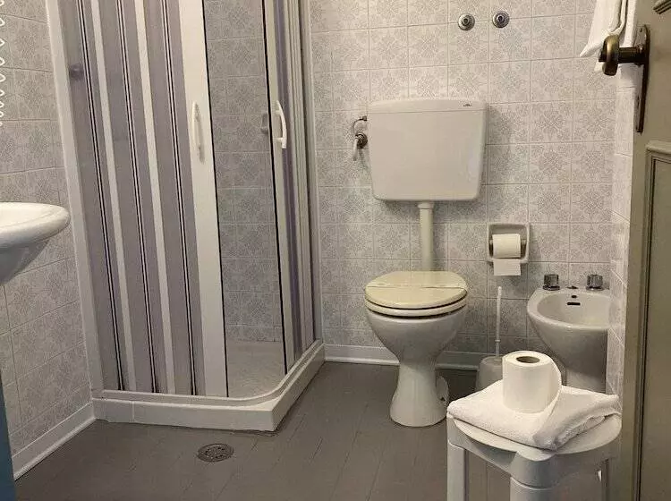 Standard-huone, Kennedy