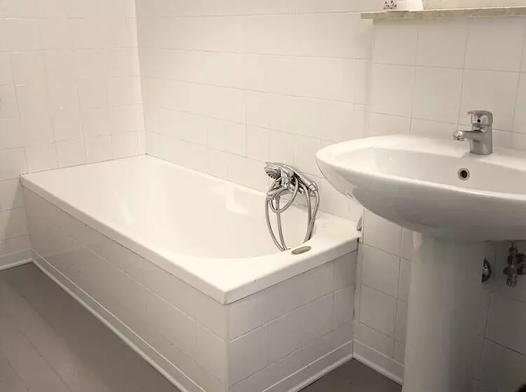 Standard Kolmen Hengen Huone, Kennedy