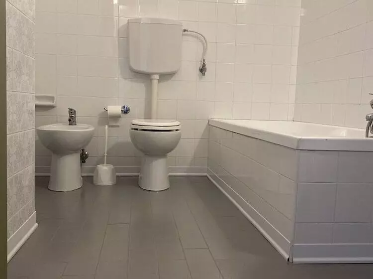 Standard Kolmen Hengen Huone, Kennedy