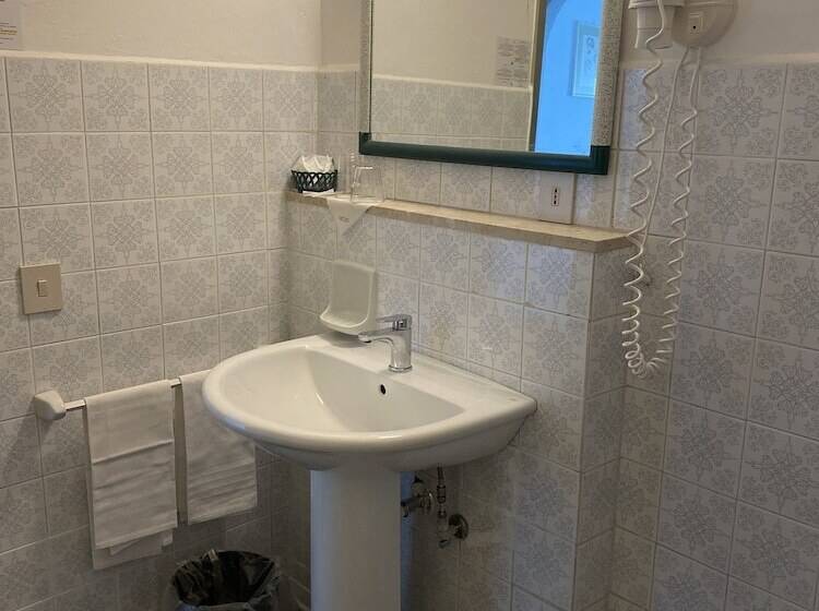 스탠다드 트리플 룸, Kennedy