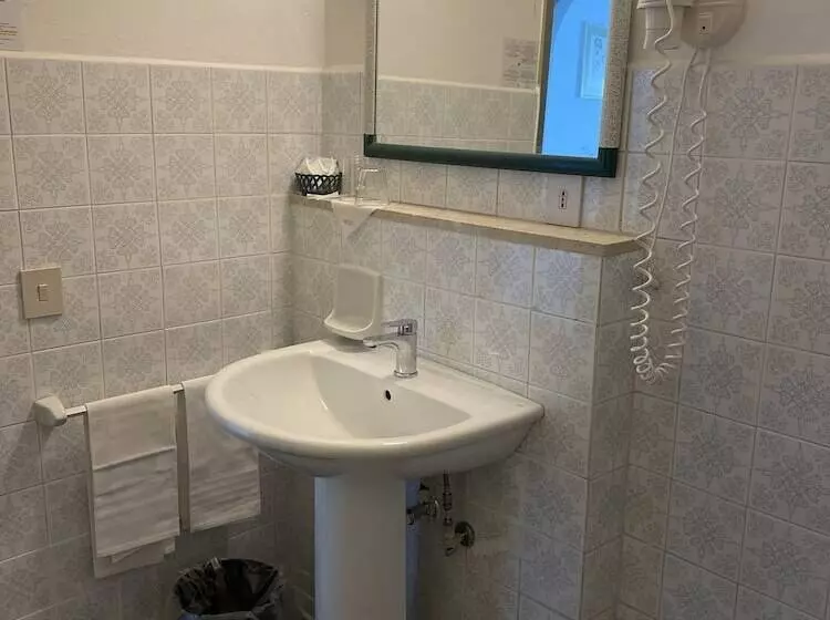 Standard Kolmen Hengen Huone, Kennedy