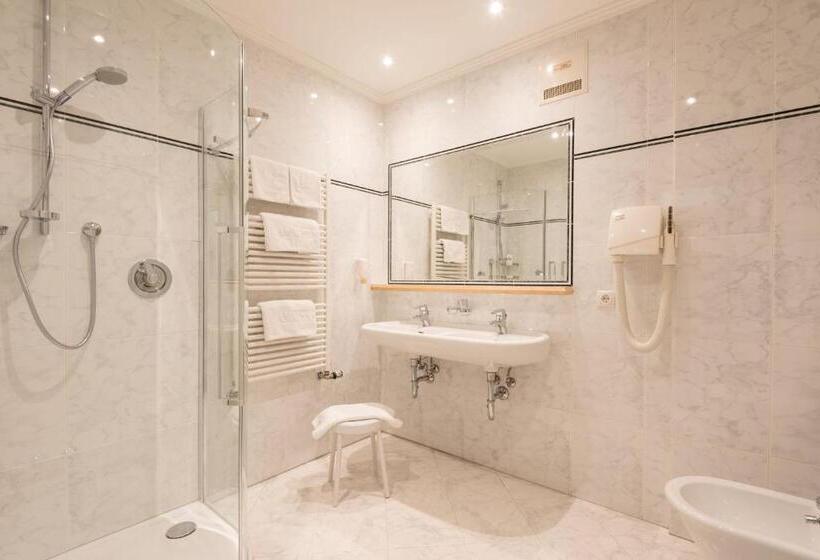 带山景的高级间, Posthotel Lamm