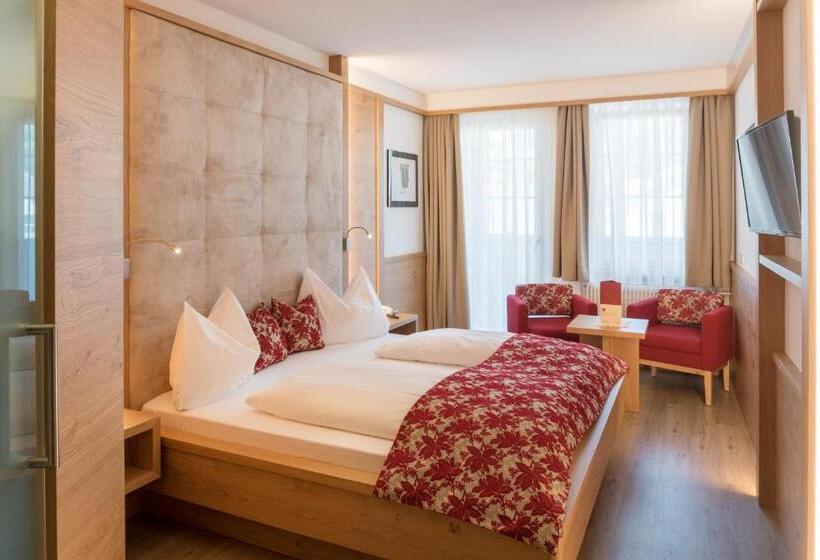 带山景的高级间, Posthotel Lamm