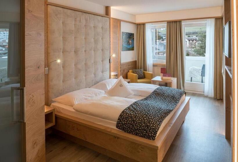 带山景的高级间, Posthotel Lamm