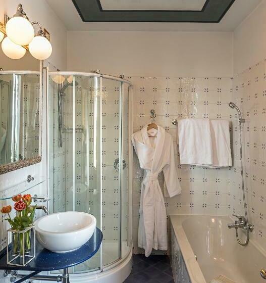 豪华湖景房, Laurin