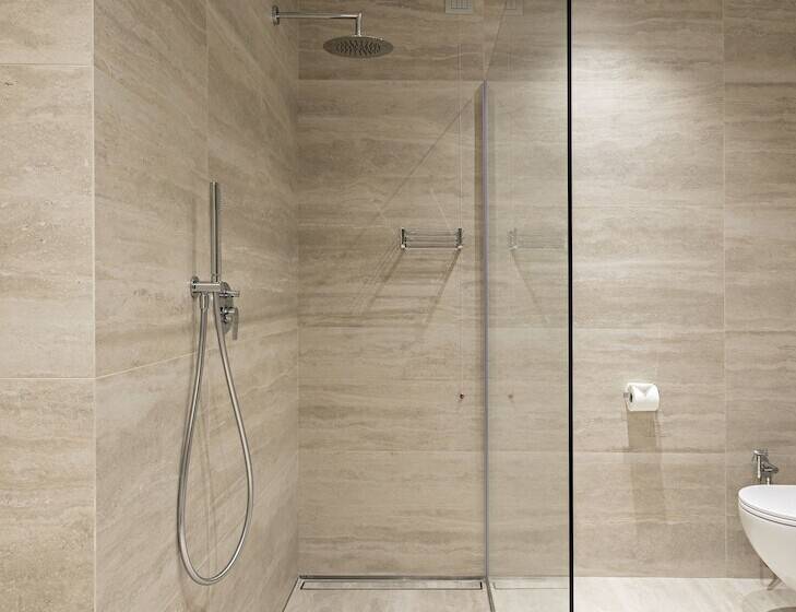 חדר סופריור, Laurin