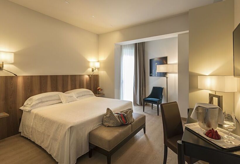 高级大房间, Laurin