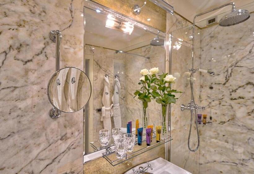 اتاق لوکس با چشم‌انداز دریاچه, Londra Palace Venezia