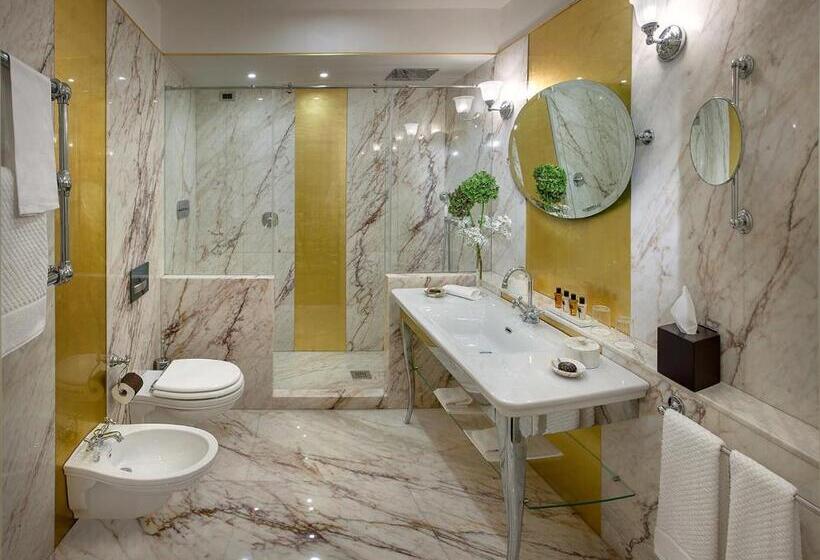 سوییت جونیور با چشم‌انداز دریاچه, Londra Palace Venezia