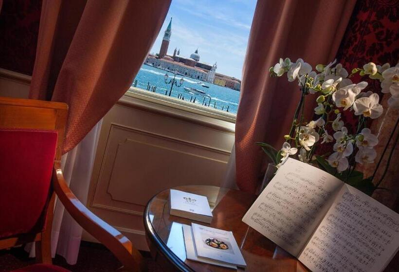 سوییت جونیور با چشم‌انداز دریاچه, Londra Palace Venezia